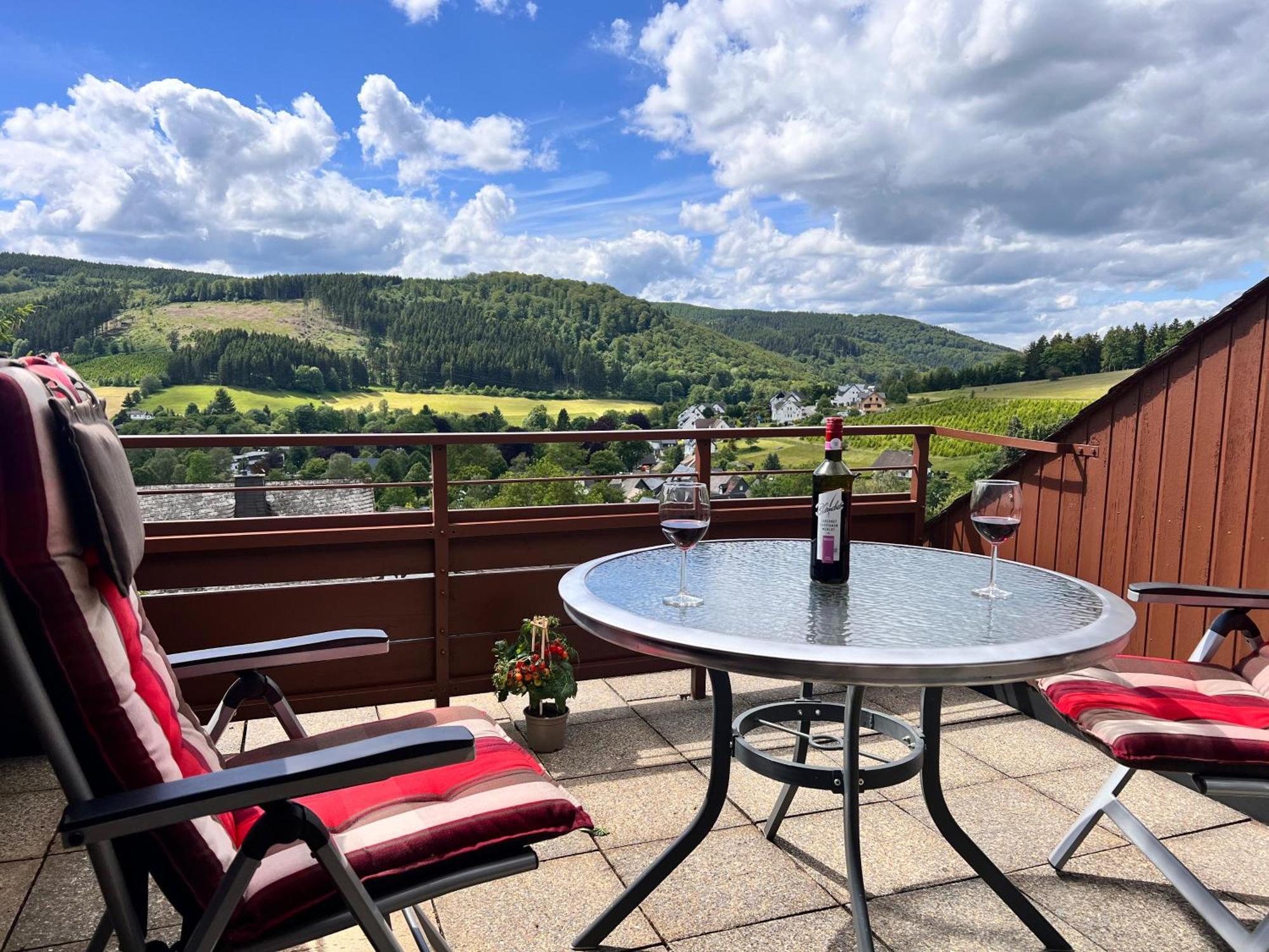 Gemuetliche 3-Zimmer-Wohnung Mit Panoramablick Und Kostenlosem Ueberdachten Parkplatz Winterberg Dış mekan fotoğraf