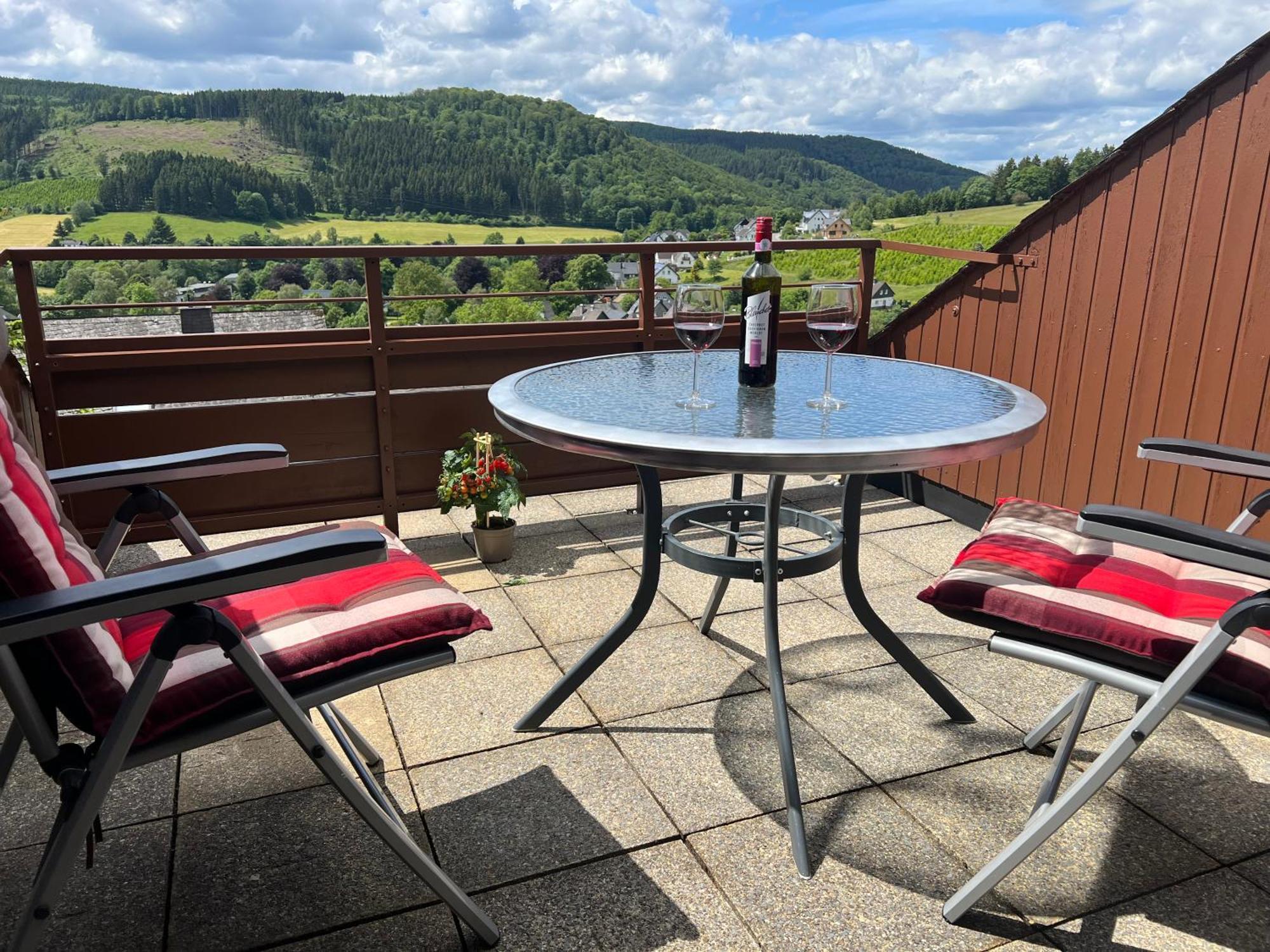 Gemuetliche 3-Zimmer-Wohnung Mit Panoramablick Und Kostenlosem Ueberdachten Parkplatz Winterberg Dış mekan fotoğraf